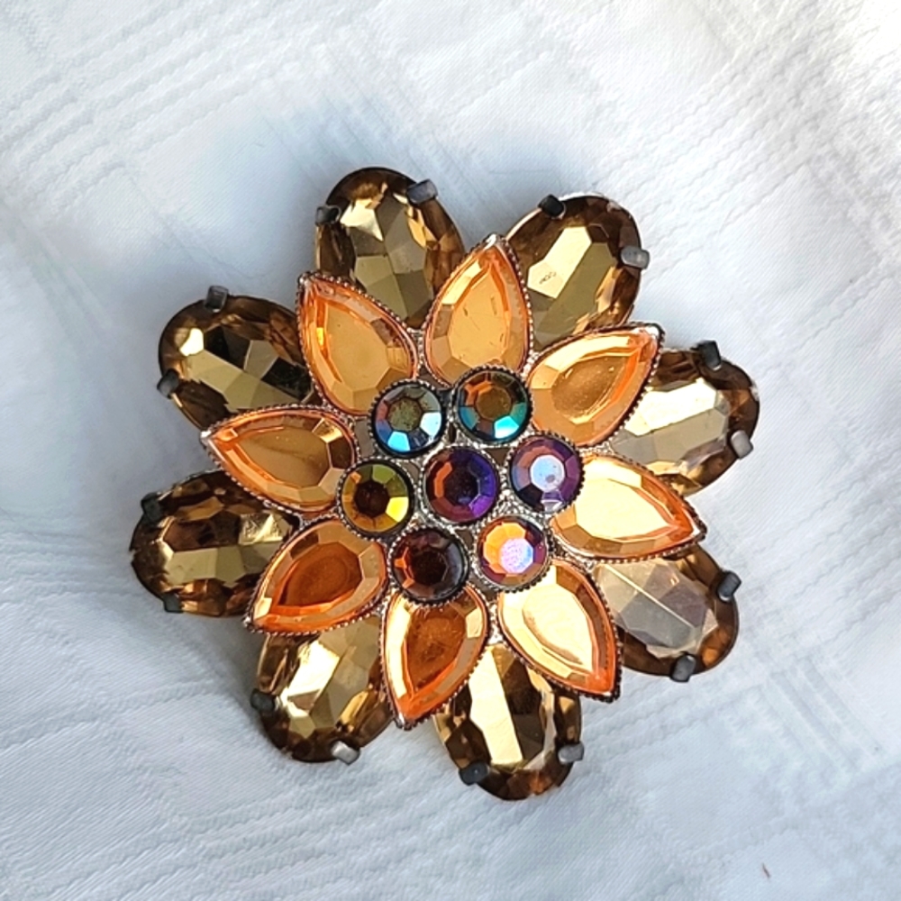 Multi-colored brooch